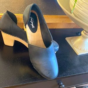 Free people shoes worn 2 times, they are narrow, but beautiful shoes!